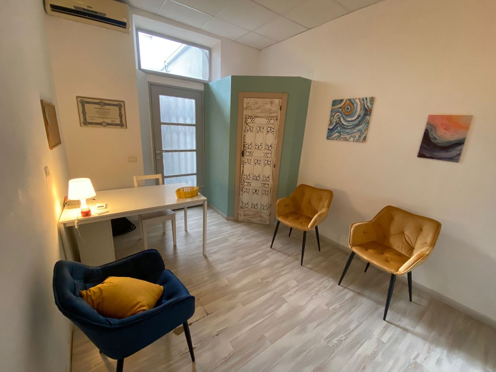 Lo studio della psicologa Giada Salvadori a Piombino, con poltrone color senape e blu